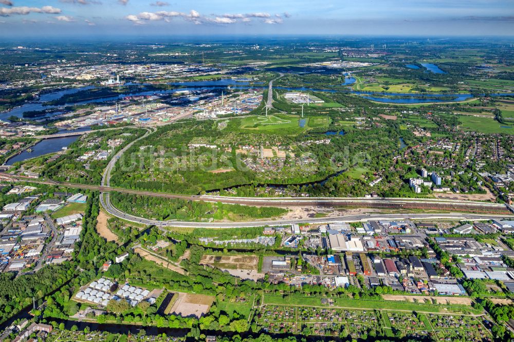 Luftaufnahme Hamburg - Berg der aufgeschütteten Mülldeponie Energieberg Georgswerder im Ortsteil Wilhelmsburg in Hamburg, Deutschland