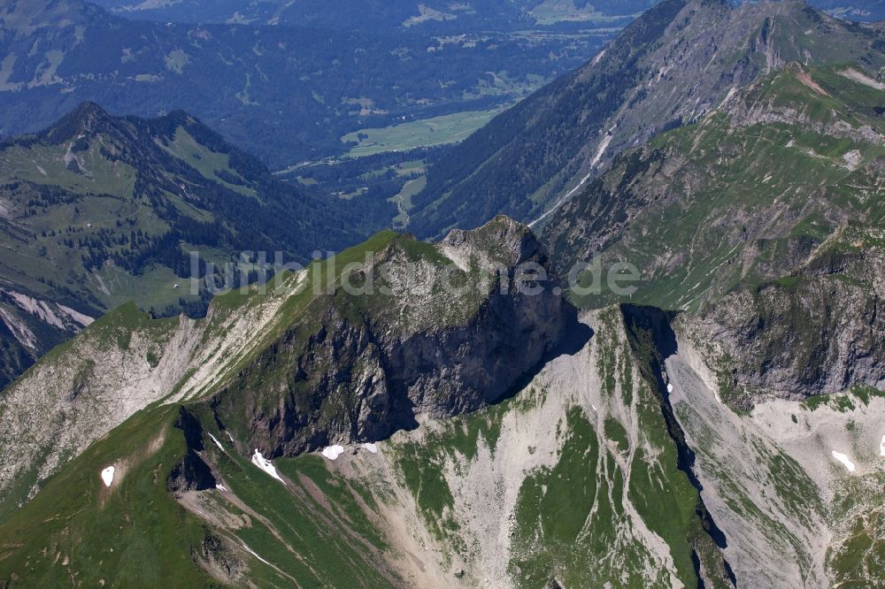 Grimentz von oben - Berg- und Gletscher- Landschaft bei Grimentz im Canton Wallis in der Schweiz