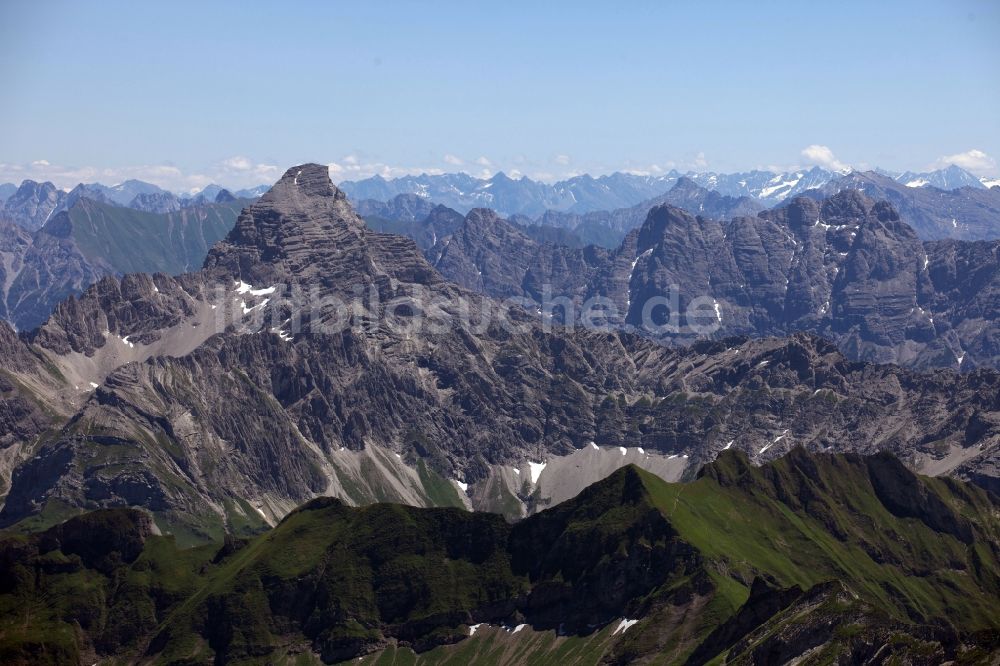 Grimentz aus der Vogelperspektive: Berg- und Gletscher- Landschaft bei Grimentz im Canton Wallis in der Schweiz