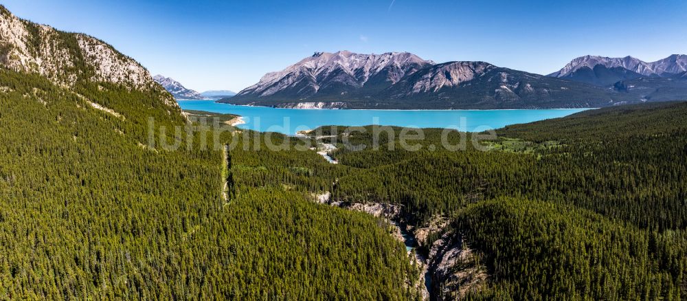 Cline River aus der Vogelperspektive: Berg- und Tal Landschaft in Cline River in Alberta, Kanada