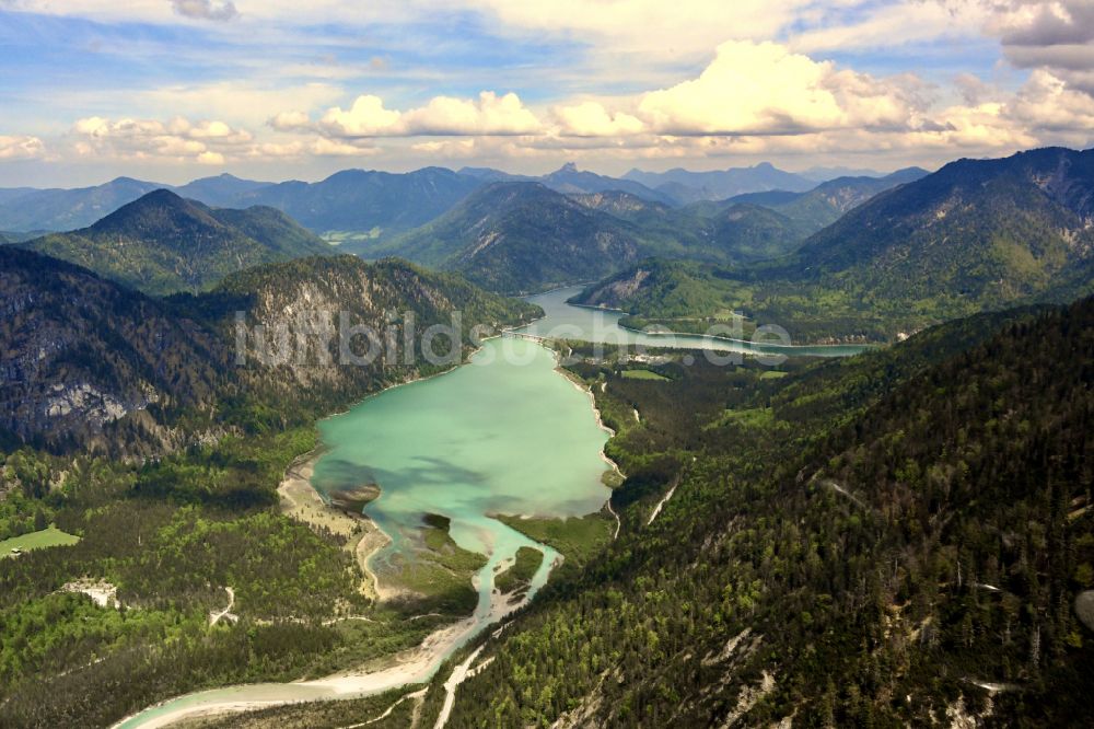 Luftaufnahme Lenggries - Berg- und Tal Landschaft in Lenggries im Bundesland Bayern, Deutschland