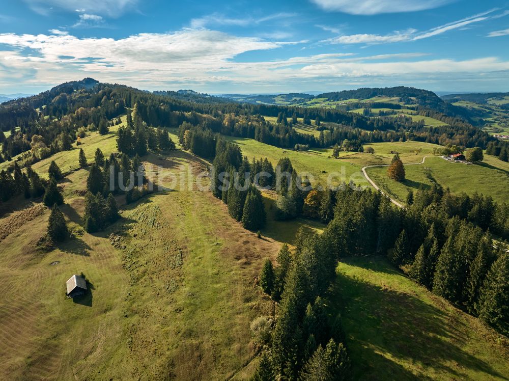 Luftaufnahme Missen im Allgäu - Berg- und Tal Landschaft in Missen im Allgäu im Bundesland Bayern, Deutschland