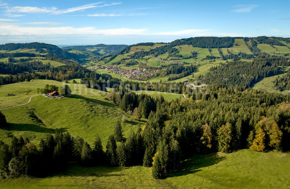 Missen im Allgäu aus der Vogelperspektive: Berg- und Tal Landschaft in Missen im Allgäu im Bundesland Bayern, Deutschland