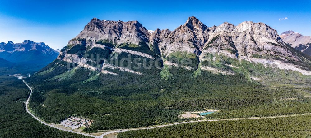 Saskatchewan River Crossing aus der Vogelperspektive: Berg- und Tal Landschaft in Saskatchewan River Crossing in Alberta, Kanada