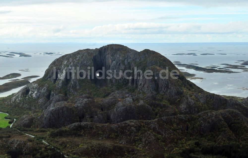 Bronnoysund von oben - Berg Torghatten bei Bronnoysund in der Provinz Nordland in Norwegen