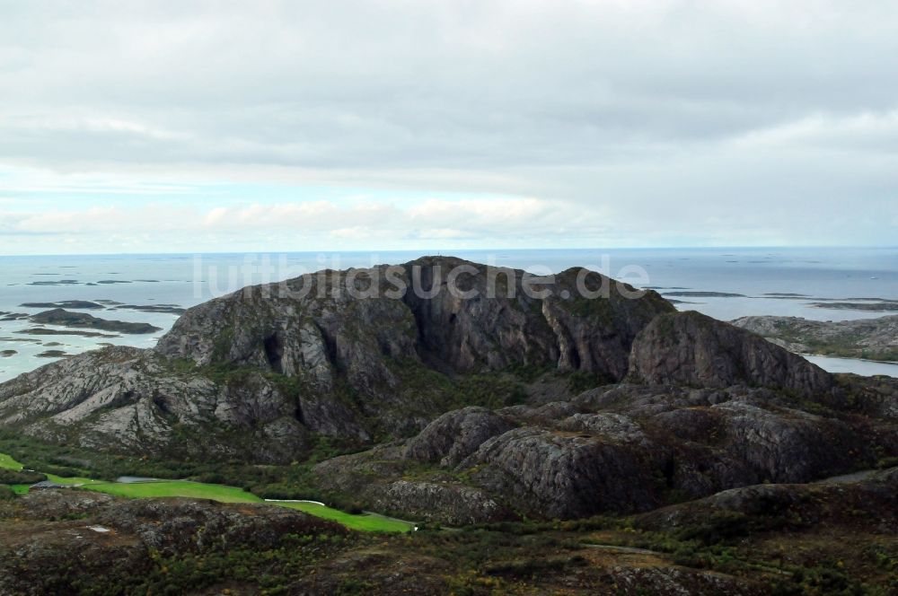 Bronnoysund aus der Vogelperspektive: Berg Torghatten bei Bronnoysund in der Provinz Nordland in Norwegen