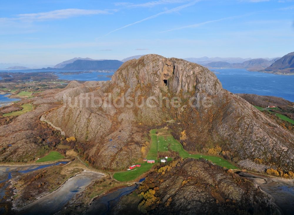 Bronnoysund von oben - Berg Torghatten bei Bronnoysund in der Provinz Nordland in Norwegen