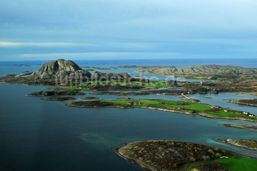 Luftaufnahme Bronnoysund - Berg Torghatten bei Bronnoysund in der Provinz Nordland in Norwegen