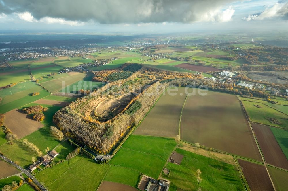 Luftaufnahme Düren - Bergbau- Abraumhalde Berghalde Beythal in Düren im Bundesland Nordrhein-Westfalen, Deutschland