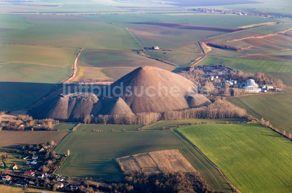 Klostermansfeld von oben - Bergbau- Abraumhalde im Mansfelder Land in Klostermansfeld im Bundesland Sachsen-Anhalt, Deutschland