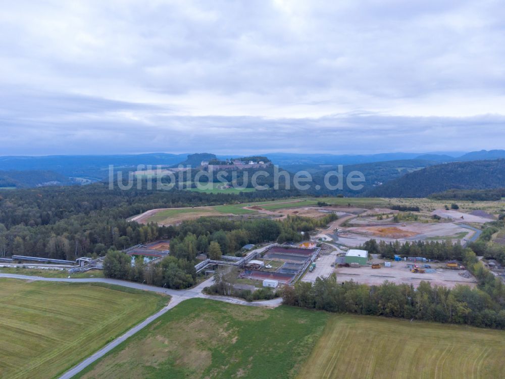 Königstein aus der Vogelperspektive: Bergbau- Abraumhalde Sanierung der ehemaligen Wismut-Uranförderung in Königstein im Bundesland Sachsen, Deutschland