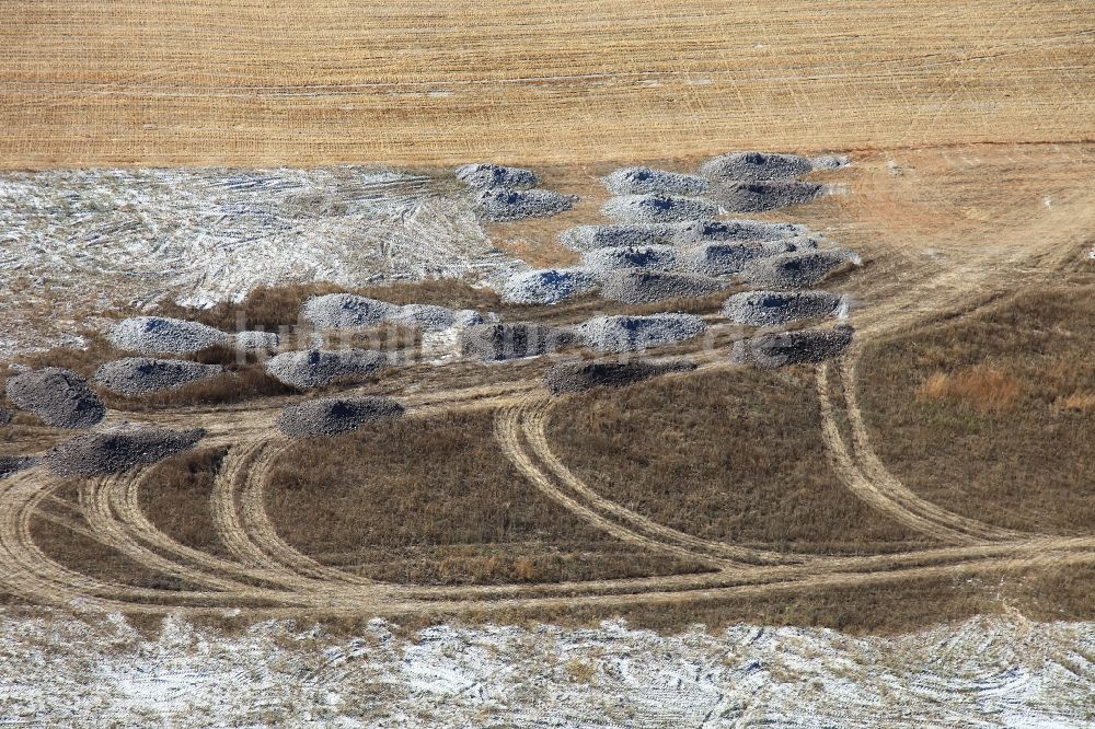 Binissalem aus der Vogelperspektive: Berge von Kalk zum Düngen von Feldern in Binissalem Mallorca auf der balearischen Mittelmeerinsel Mallorca, Spanien