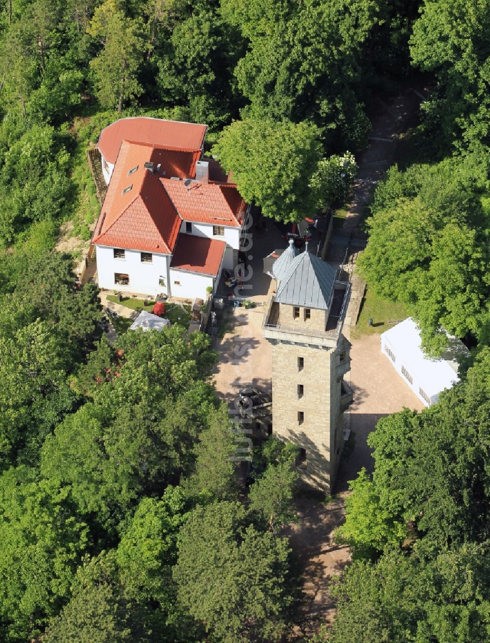 Arnstadt aus der Vogelperspektive: Berggasthaus Alteburg mit Alteburgturm in Arnstadt im Bundesland Thüringen