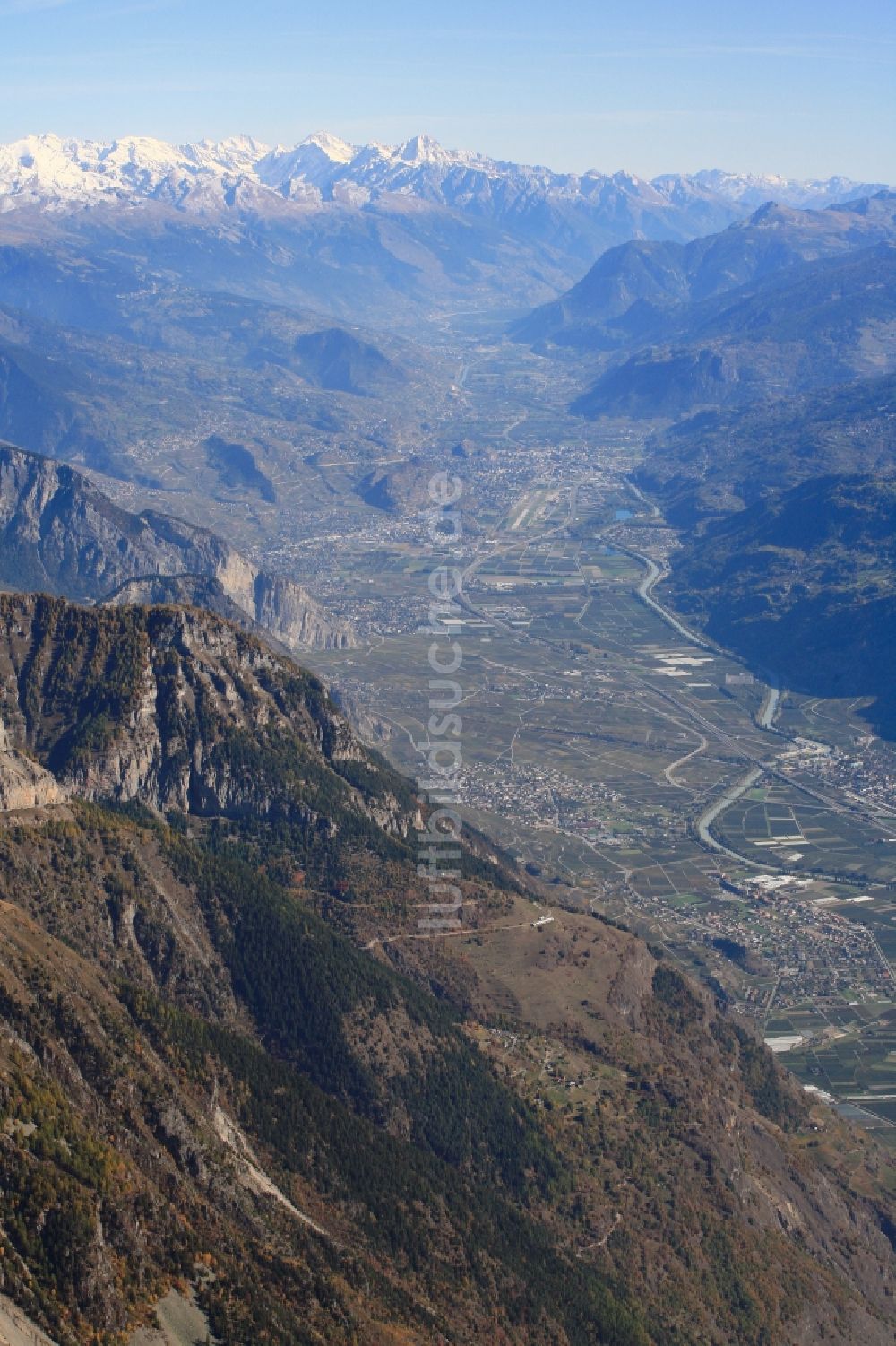 Leytron von oben - Berglandschaft am Rhonetal bei Leytron im Kanton Valais, Schweiz