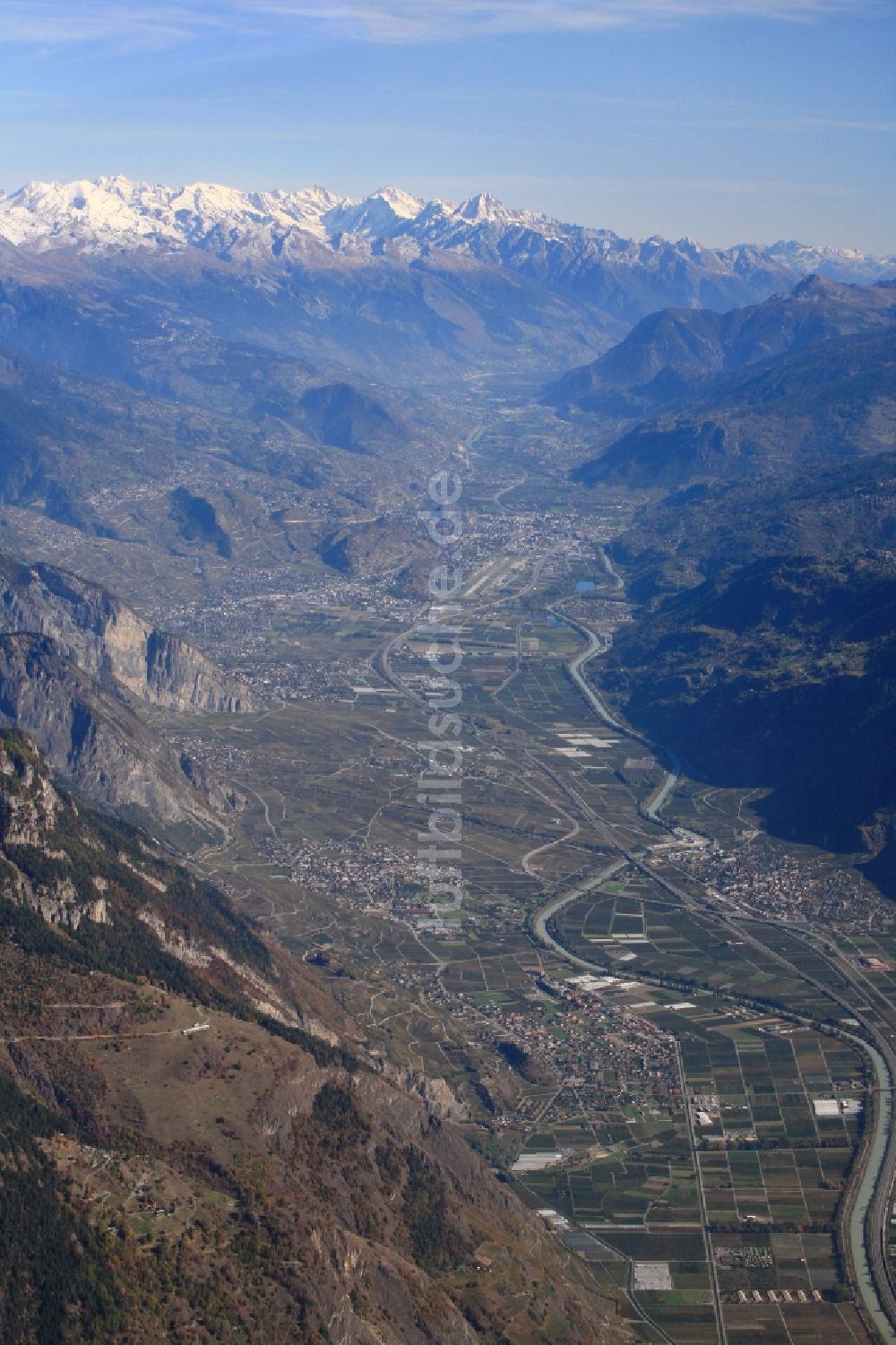 Leytron aus der Vogelperspektive: Berglandschaft am Rhonetal bei Leytron im Kanton Valais, Schweiz