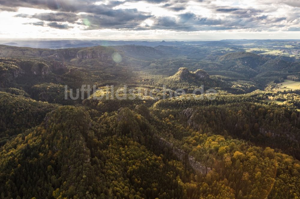 Sächsische Schweiz aus der Vogelperspektive: Berglandschaft der Sächsischen Schweiz bei Krippenberg im Bundesland Sachsen
