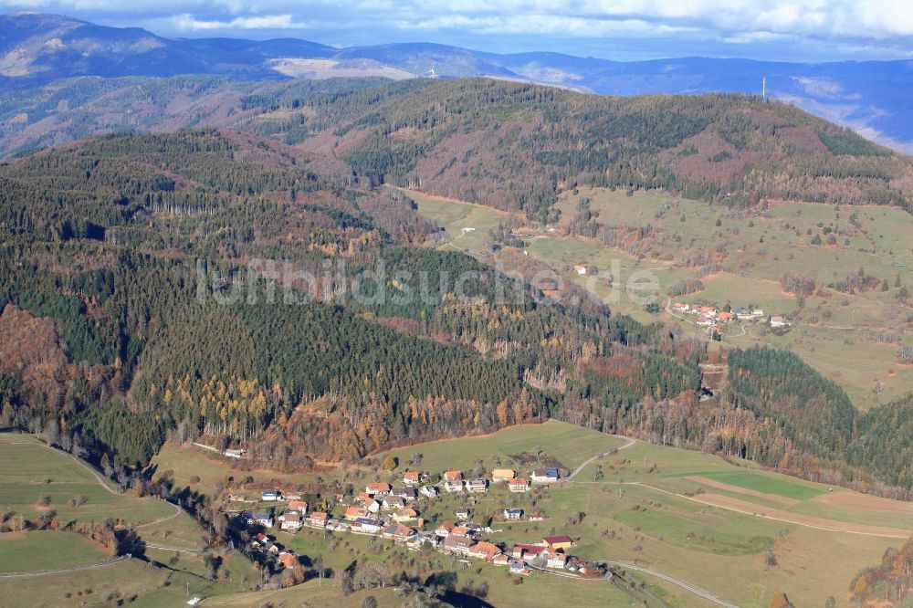 Luftaufnahme Zell im Wiesental - Berglandschaft im Schwarzwald mit dem Ortsteil Adelsberg in Zell im Wiesental im Bundesland Baden-Württemberg, Deutschland