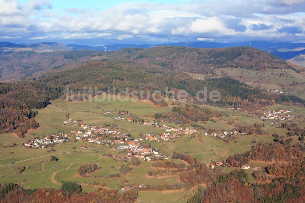 Luftbild Zell im Wiesental - Berglandschaft im Schwarzwald mit dem Ortsteil Gresgen in Zell im Wiesental im Bundesland Baden-Württemberg, Deutschland