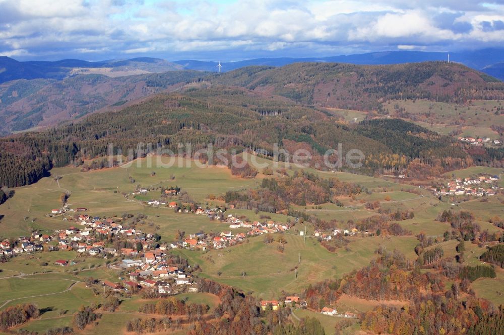 Luftaufnahme Zell im Wiesental - Berglandschaft im Schwarzwald mit dem Ortsteil Gresgen in Zell im Wiesental im Bundesland Baden-Württemberg, Deutschland