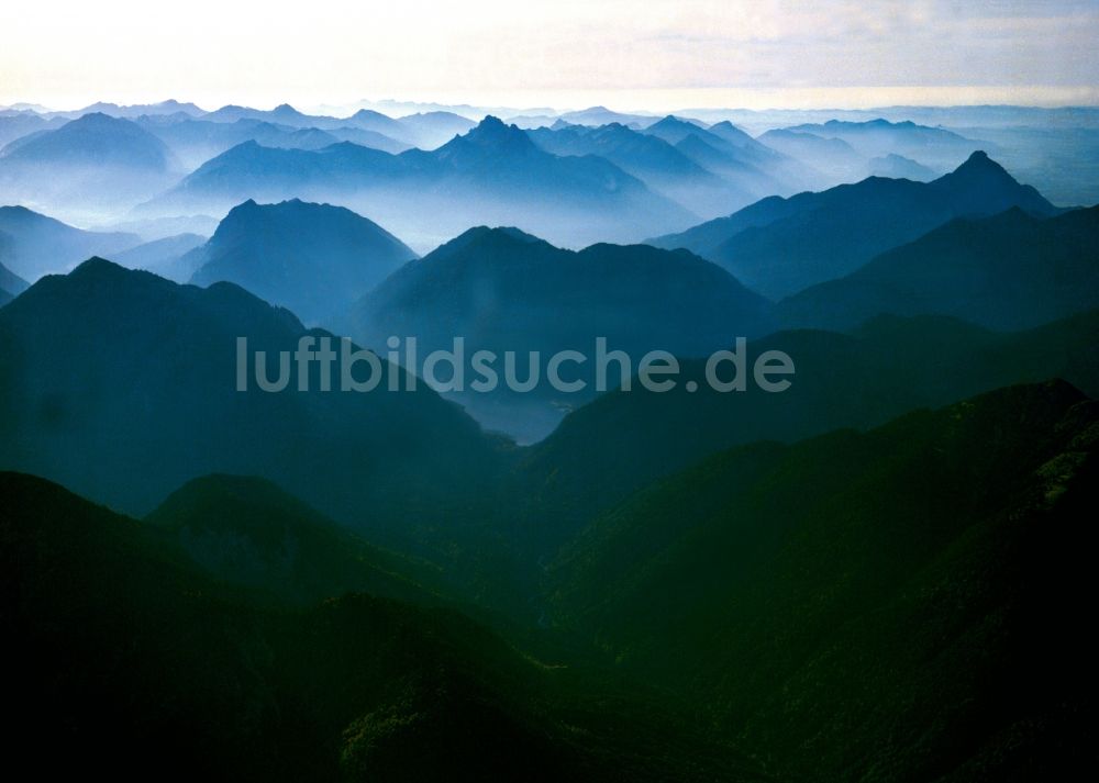 Luftaufnahme Garmisch-Partenkirchen - Bergmassiv der Alpen bei Garmisch-Partenkirchen in Bayern