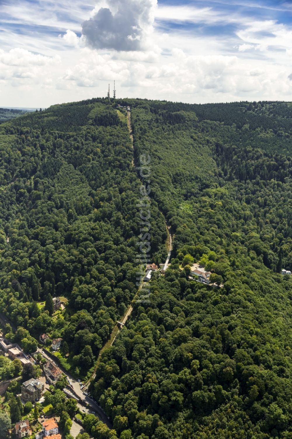 Heidelberg aus der Vogelperspektive: Bergschneise und Station der alten Königsstuhlbahn in Heidelberg im Bundesland Baden-Württemberg