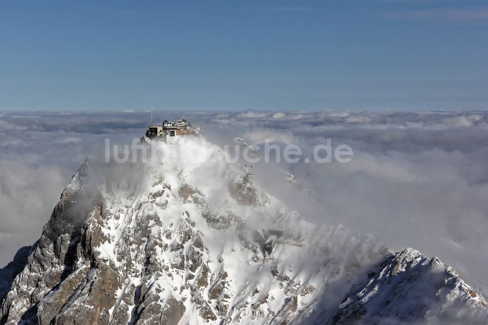 Luftaufnahme Garmisch-Partenkirchen - Bergstation der Seilbahn auf dem Gipfel der der Zugspitze bei Garmisch-Partenkirchen im Bundesland Bayern