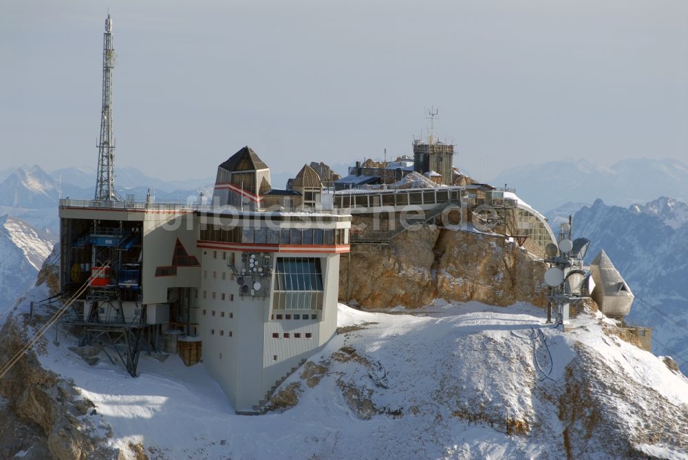 Garmisch-Partenkirchen aus der Vogelperspektive: Bergstation der Seilbahn auf dem Gipfel der der Zugspitze bei Garmisch-Partenkirchen im Bundesland Bayern