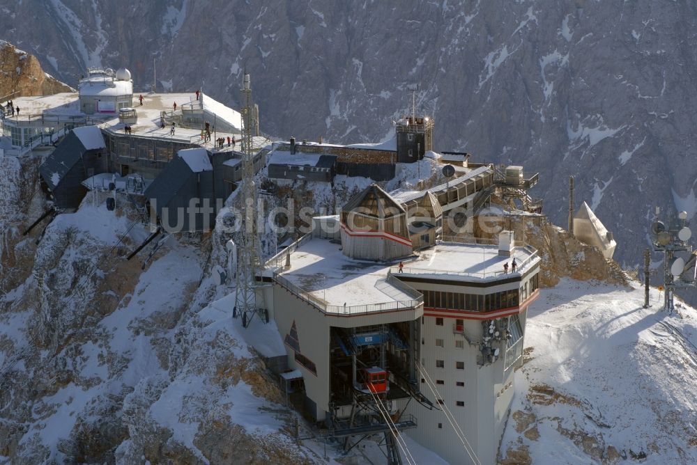 Garmisch-Partenkirchen von oben - Bergstation der Seilbahn auf dem Gipfel der der Zugspitze bei Garmisch-Partenkirchen im Bundesland Bayern