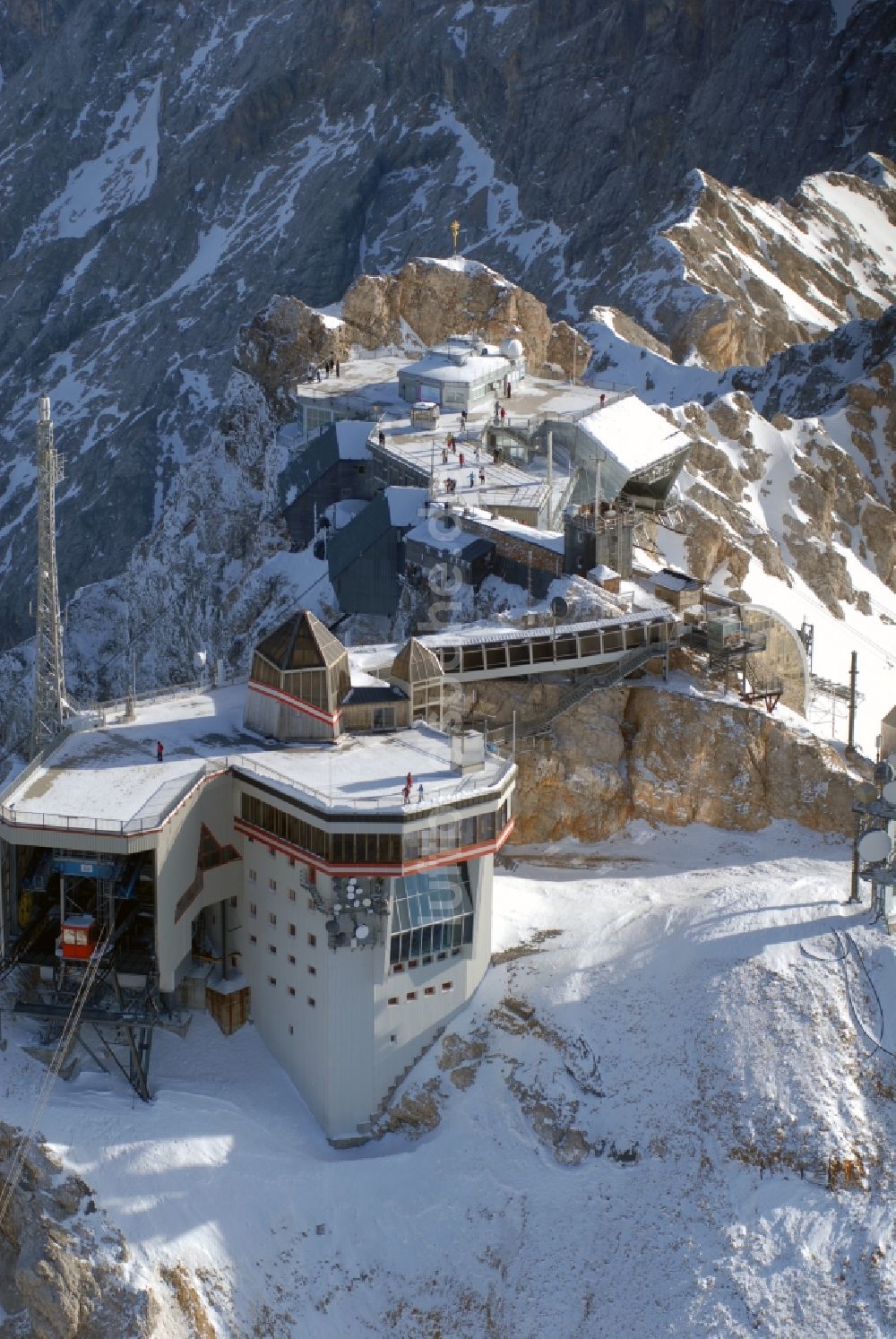 Luftaufnahme Garmisch-Partenkirchen - Bergstation der Seilbahn auf dem Gipfel der der Zugspitze bei Garmisch-Partenkirchen im Bundesland Bayern