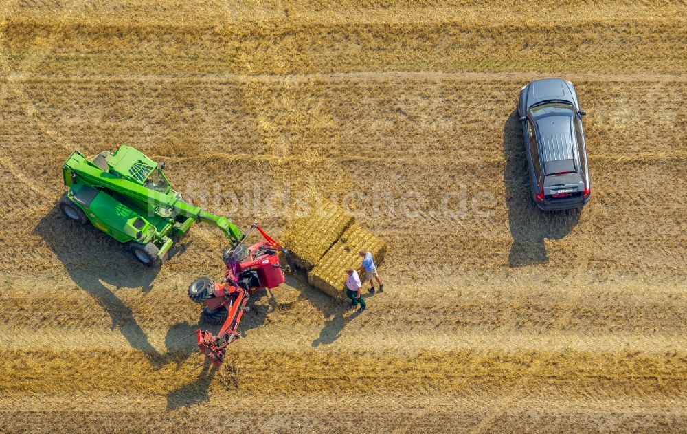 Luftaufnahme Meschede - Bergung eines umgestürzten Erntefahrzeuges auf landwirtschaftlichen Feldern in Meschede im Bundesland Nordrhein-Westfalen