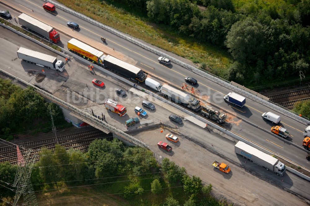 Hamm Rhynern von oben - Bergungs- und Aufräumarbeiten nach einem LKW - Auffahrunfall auf der BAB Bundesautobahn A2 in Hamm Rhynern im Bundesland Nordrhein-Westfalen