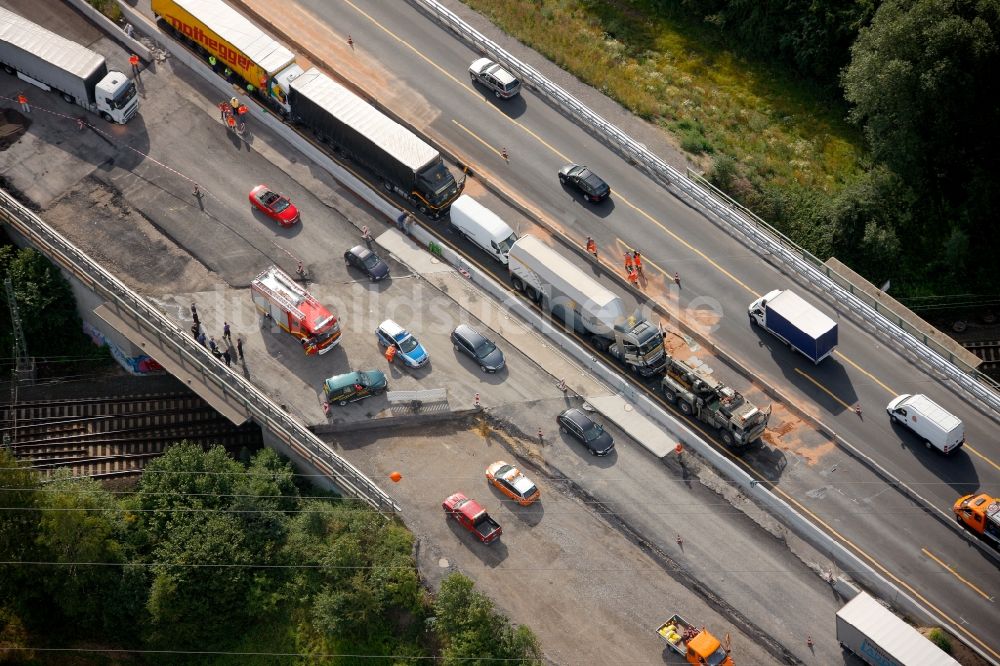 Hamm Rhynern aus der Vogelperspektive: Bergungs- und Aufräumarbeiten nach einem LKW - Auffahrunfall auf der BAB Bundesautobahn A2 in Hamm Rhynern im Bundesland Nordrhein-Westfalen