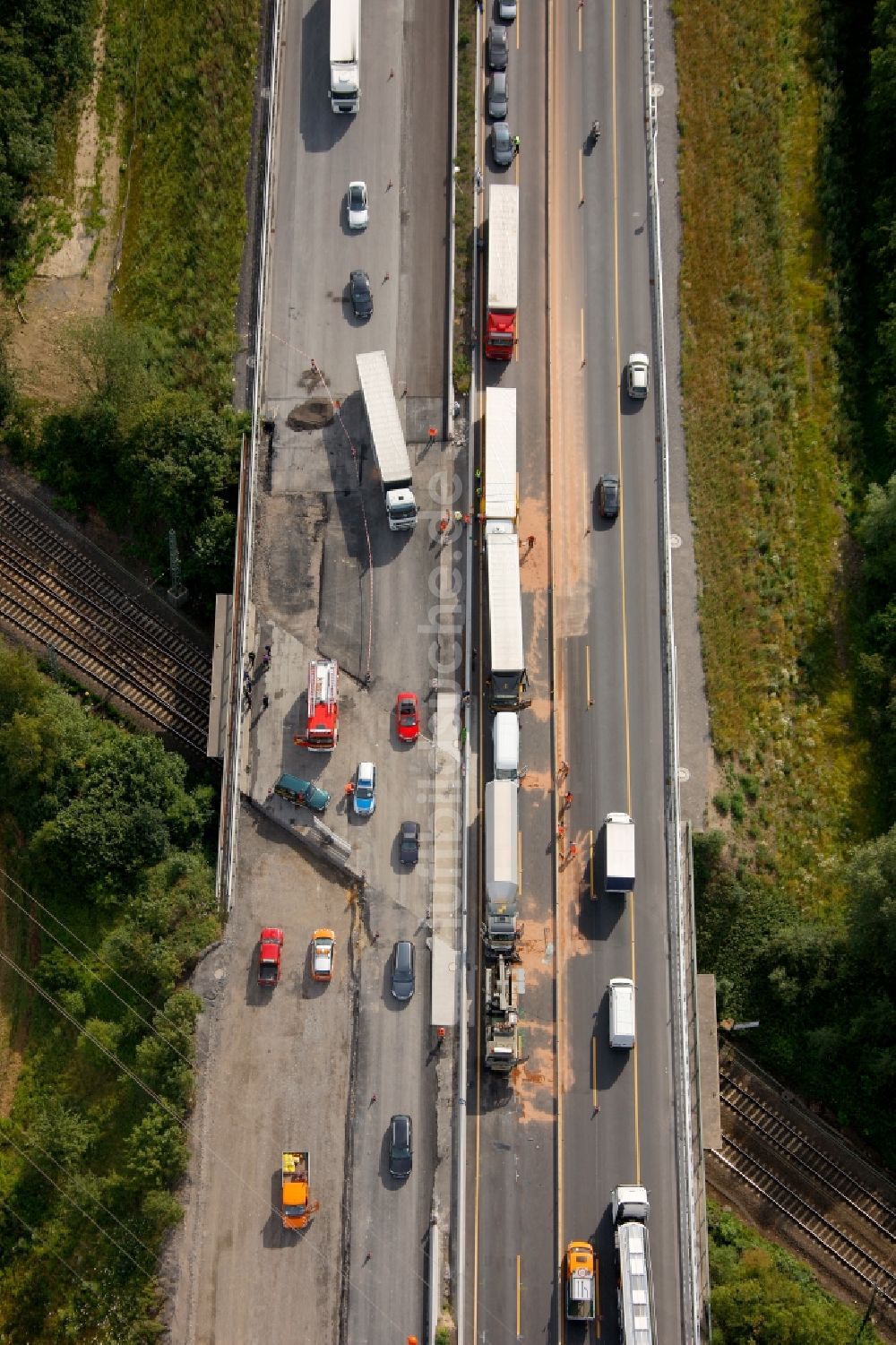 Luftbild Hamm Rhynern - Bergungs- und Aufräumarbeiten nach einem LKW - Auffahrunfall auf der BAB Bundesautobahn A2 in Hamm Rhynern im Bundesland Nordrhein-Westfalen