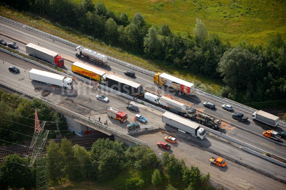 Luftaufnahme Hamm Rhynern - Bergungs- und Aufräumarbeiten nach einem LKW - Auffahrunfall auf der BAB Bundesautobahn A2 in Hamm Rhynern im Bundesland Nordrhein-Westfalen