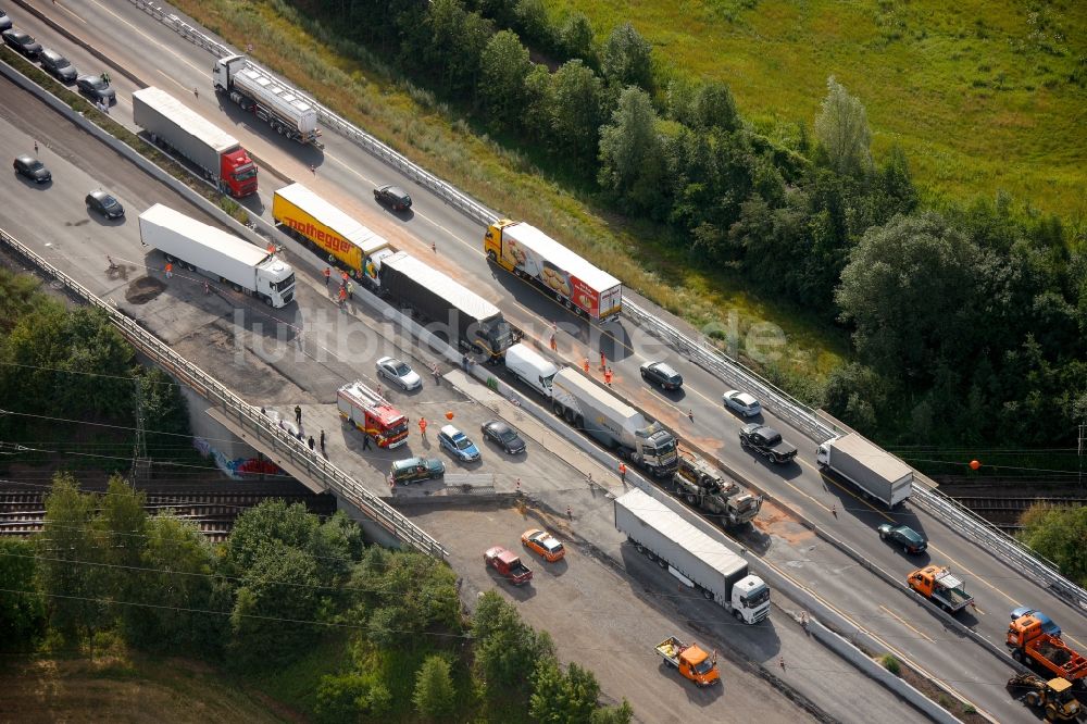 Hamm Rhynern von oben - Bergungs- und Aufräumarbeiten nach einem LKW - Auffahrunfall auf der BAB Bundesautobahn A2 in Hamm Rhynern im Bundesland Nordrhein-Westfalen