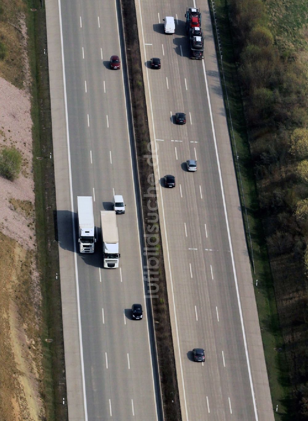 Luftbild Erfurt - Überholender LKW auf der Mittelspur im Straßenverkehr auf der Autobahn BAB A4 bei Erfurt im Bundesland Thüringen