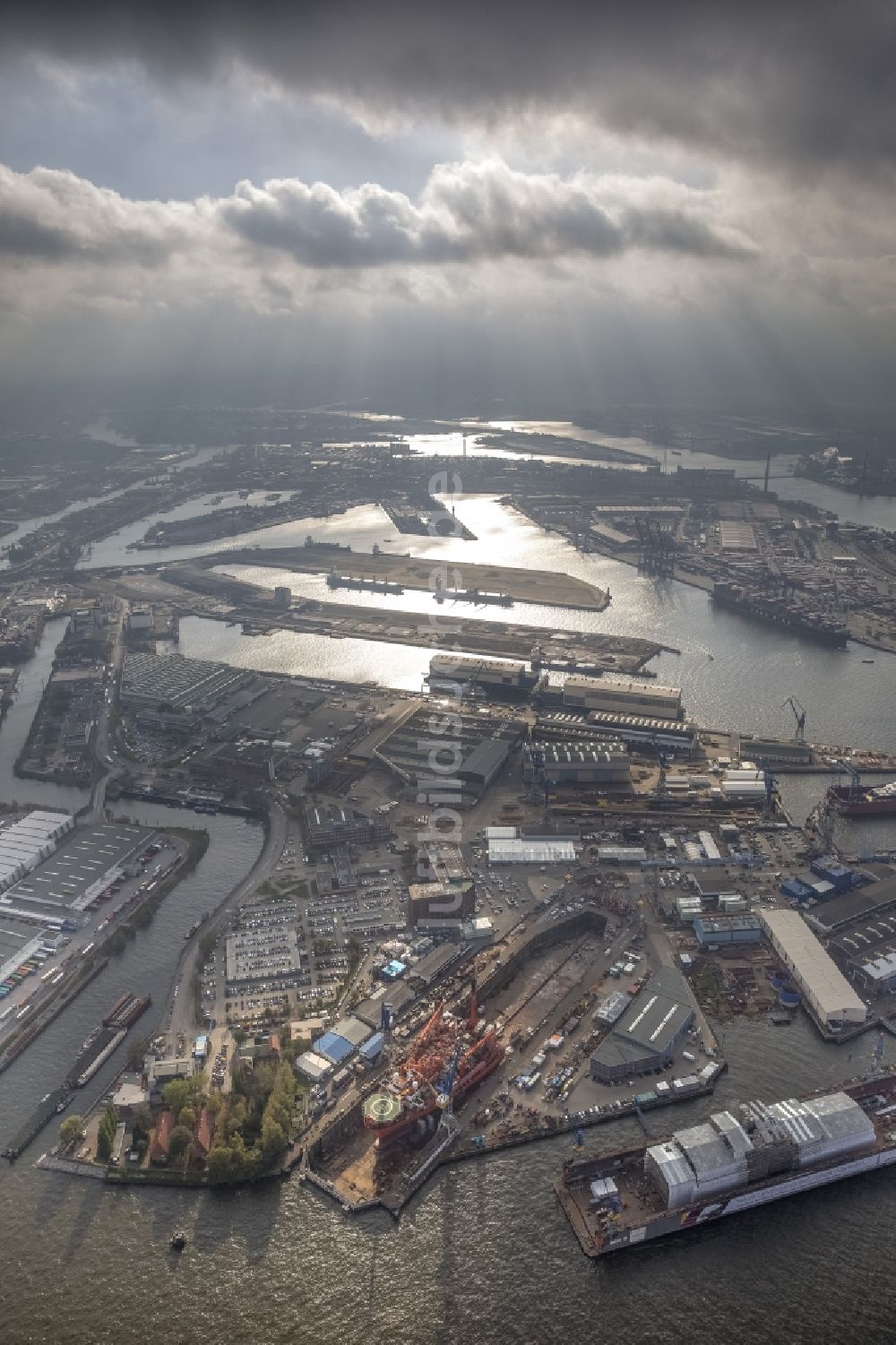 Luftbild Hamburg - Überholungs- und Wartungsarbeiten am Forschungsschiff Petrojarl Banff im Trockendock der Blohm und Voss Dock Elbe in Hamburg