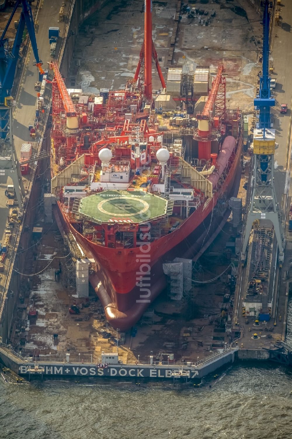 Luftaufnahme Hamburg - Überholungs- und Wartungsarbeiten am Forschungsschiff Petrojarl Banff im Trockendock der Blohm und Voss Dock Elbe in Hamburg