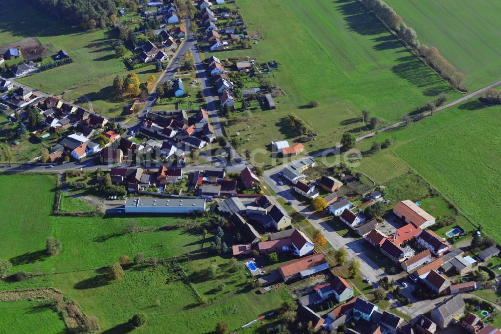 Berkenbrück aus der Vogelperspektive: Berkenbrück in Nuthe-Urstromtal im Bundesland Brandenburg