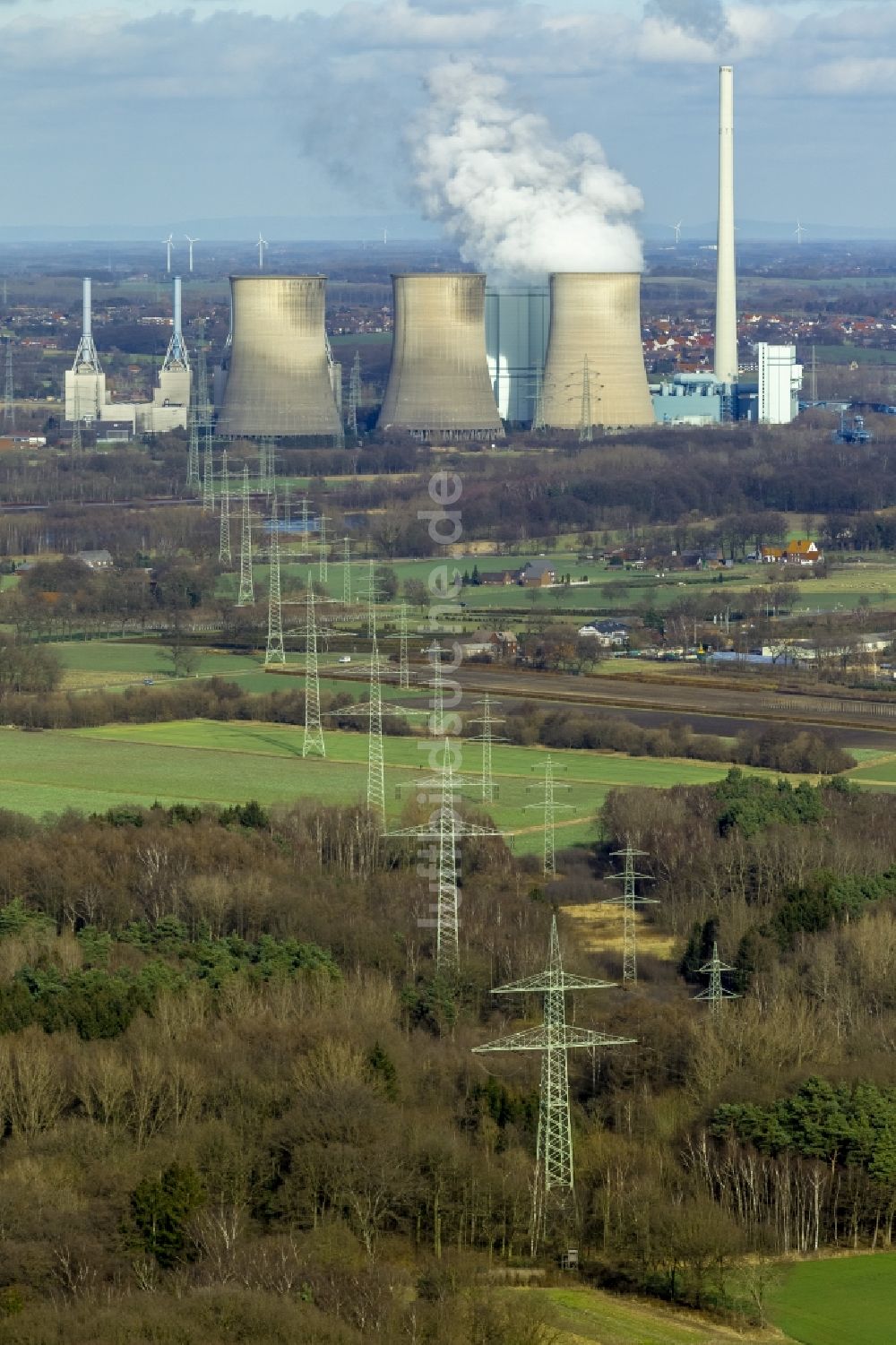 Werne OT Stockum von oben - Überland- Stromleitungen einer Überlandtrasse - Hochspannungstrasse vor dem Kohlekraftwerk Gersteinwerk im Ortsteil Stockum von Werne in Nordrhein-Westfalen NRW