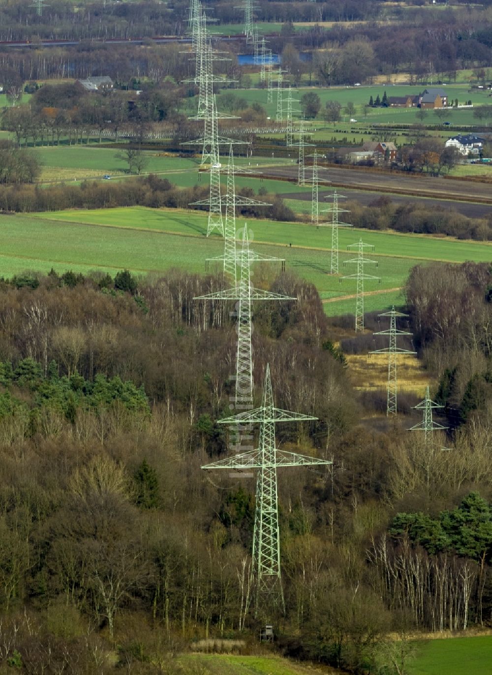 Werne OT Stockum aus der Vogelperspektive: Überland- Stromleitungen einer Überlandtrasse - Hochspannungstrasse vor dem Kohlekraftwerk Gersteinwerk im Ortsteil Stockum von Werne in Nordrhein-Westfalen NRW