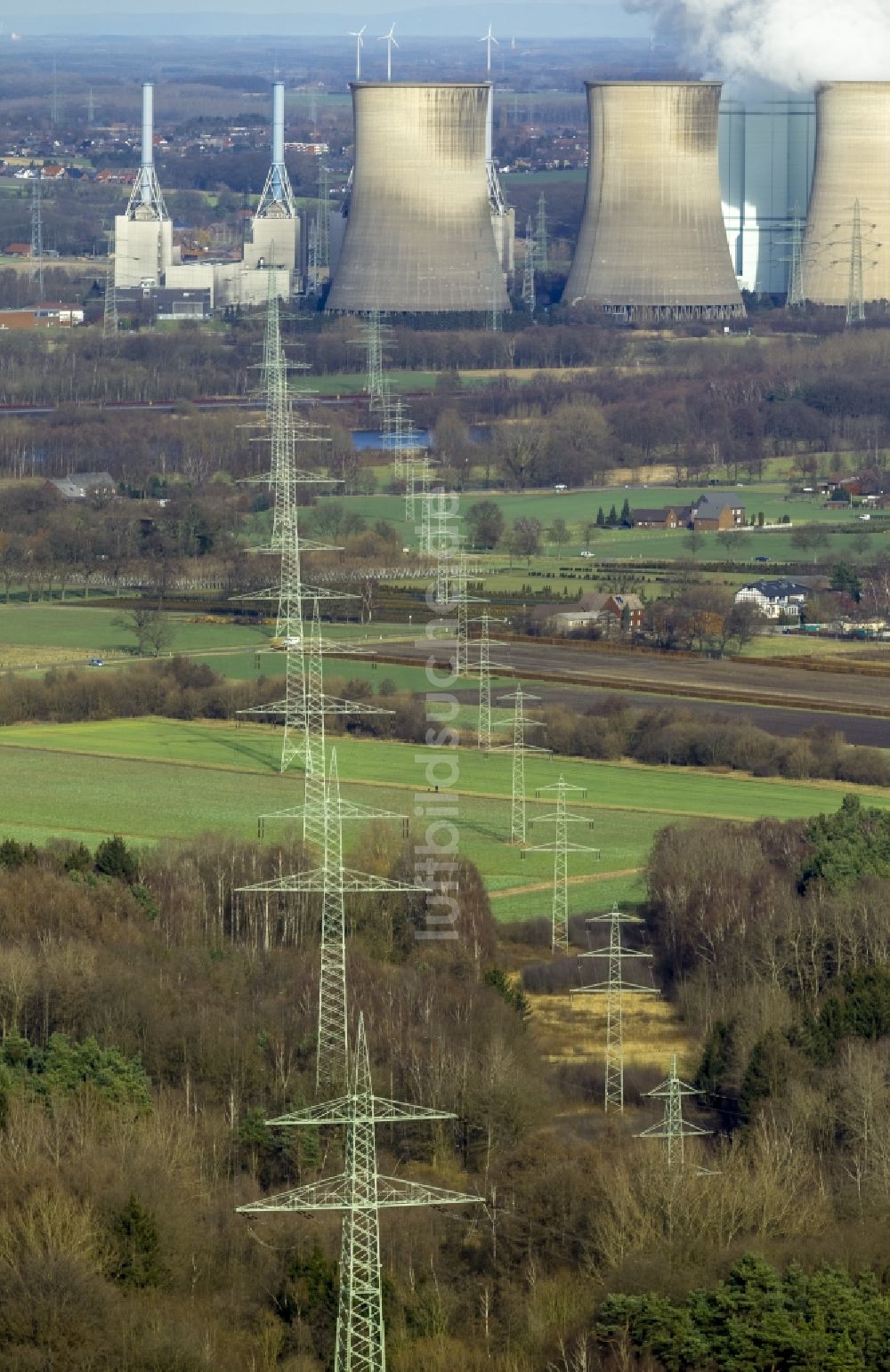 Luftbild Werne OT Stockum - Überland- Stromleitungen einer Überlandtrasse - Hochspannungstrasse vor dem Kohlekraftwerk Gersteinwerk im Ortsteil Stockum von Werne in Nordrhein-Westfalen NRW