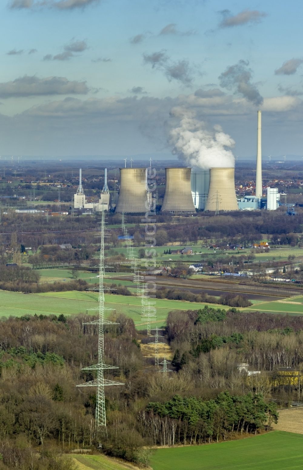 Luftaufnahme Werne OT Stockum - Überland- Stromleitungen einer Überlandtrasse - Hochspannungstrasse vor dem Kohlekraftwerk Gersteinwerk im Ortsteil Stockum von Werne in Nordrhein-Westfalen NRW