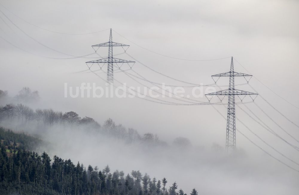 Luftbild Bestwig - Überland- Stromleitungen mit aus Nebel- Schicht und Wolken herausragenden Strommasten bei Bestwig im Sauerland in Nordrhein-Westfalen NRW