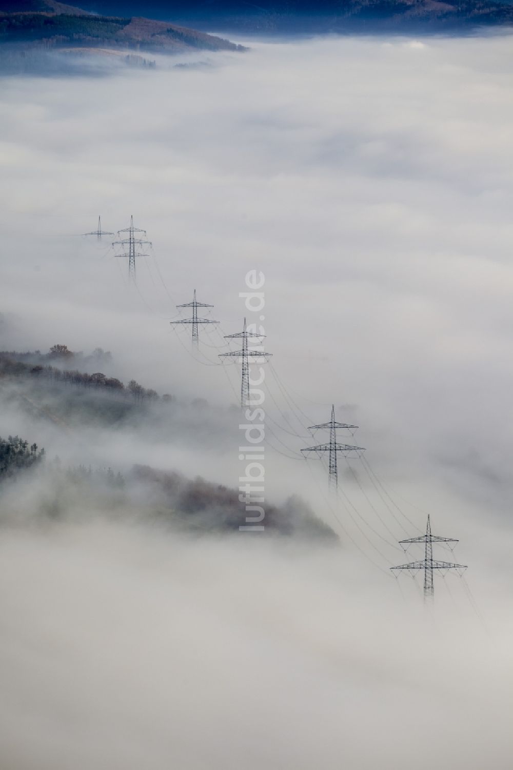 Luftaufnahme Bestwig - Überland- Stromleitungen mit aus Nebel- Schicht und Wolken herausragenden Strommasten bei Bestwig im Sauerland in Nordrhein-Westfalen NRW