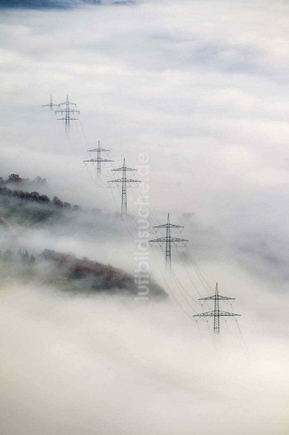 Bestwig von oben - Überland- Stromleitungen mit aus Nebel- Schicht und Wolken herausragenden Strommasten bei Bestwig im Sauerland in Nordrhein-Westfalen NRW