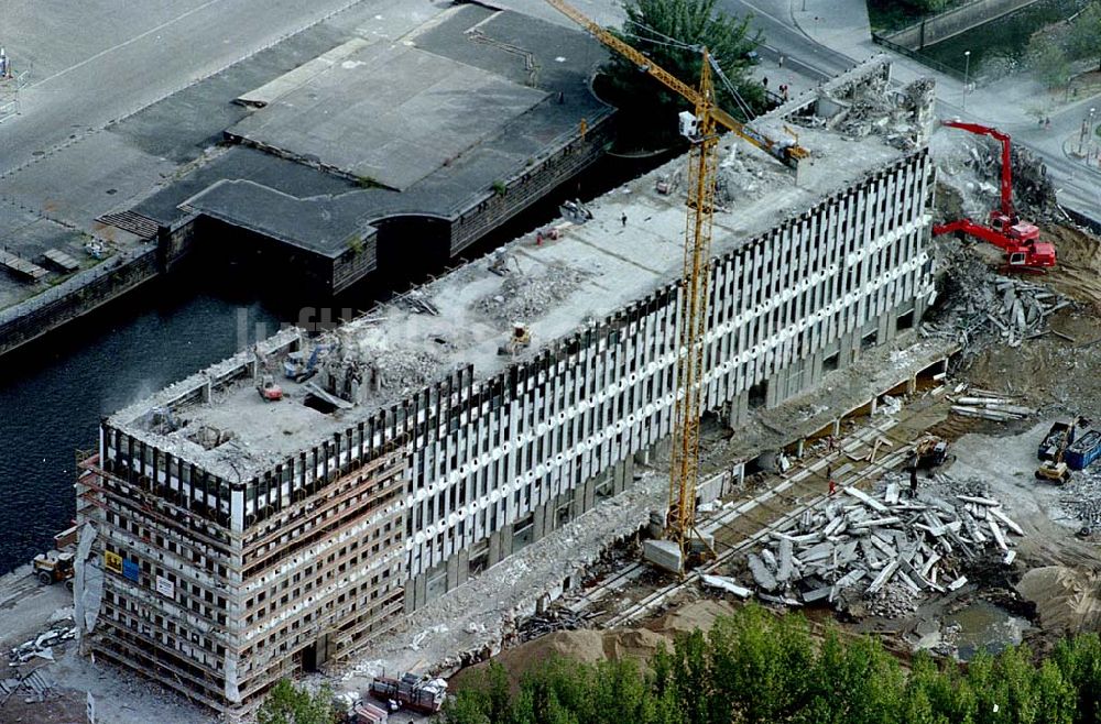 Berlin Mitte aus der Vogelperspektive: 21.10.1995 Berlin, Abriß des DDR - Außenministeriums