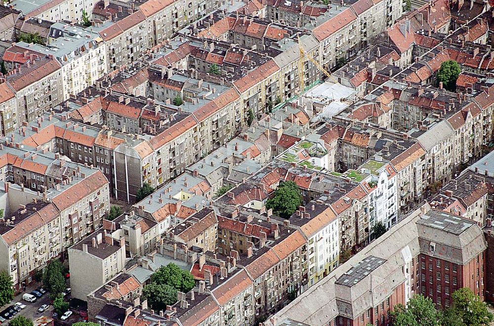 Luftaufnahme Berlin Prenzlauer Berg - 06.09.1995 Berlin Altbau Häuserdächer an der Stargarder Straße Prenzlauer Berg