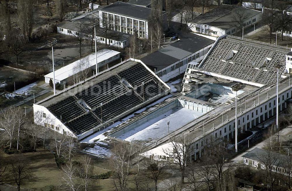 Luftbild Berlin Friedrichshain - 20.12.1995 Berlin, altes Schwimmstadion im Volkspark Friedrichshain