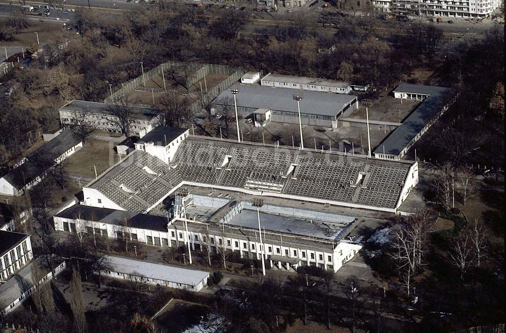 Luftaufnahme Berlin Friedrichshain - 20.12.1995 Berlin, altes Schwimmstadion im Volkspark Friedrichshain